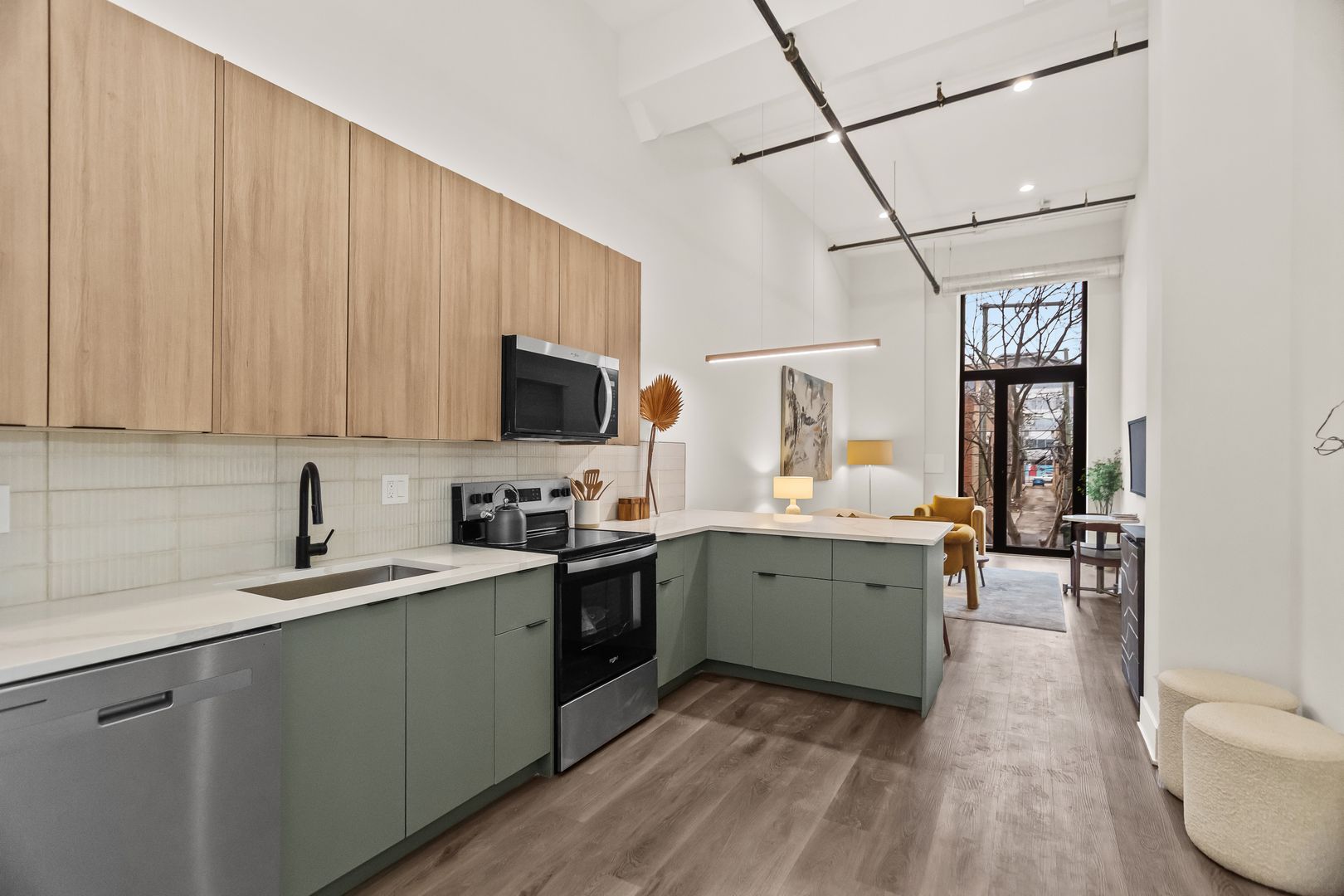 Chicago Apartment: 813 W Evergreen Ave