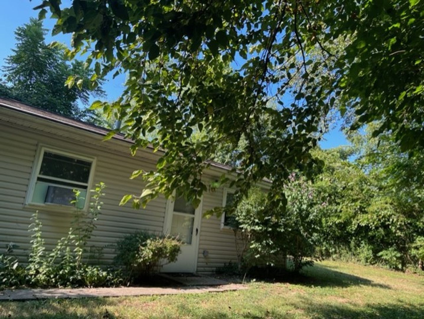 Bloomington House: 2620 1/2 S Madison