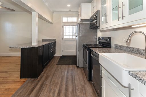Recently renovated one bedroom in Historic building! – photo 1