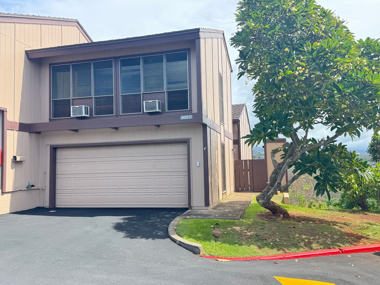 Aiea Townhome: 98-1433 Kaahumanu St. #F
