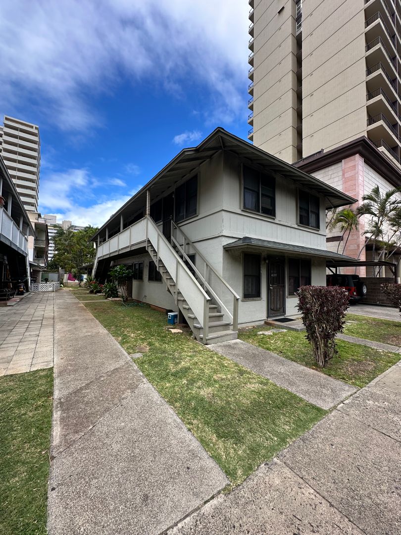 Honolulu Apartment: 428 Olohana St.