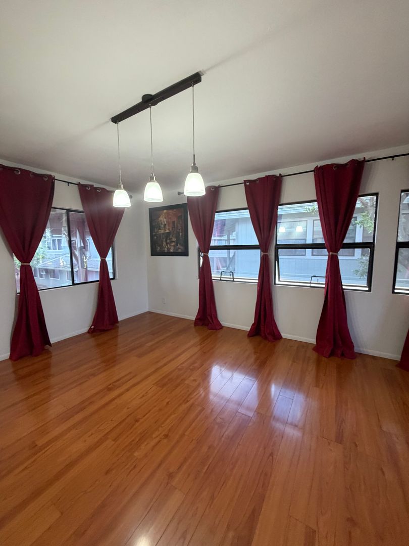 Mililani House: 95-349 Kuahelani Ave. S2