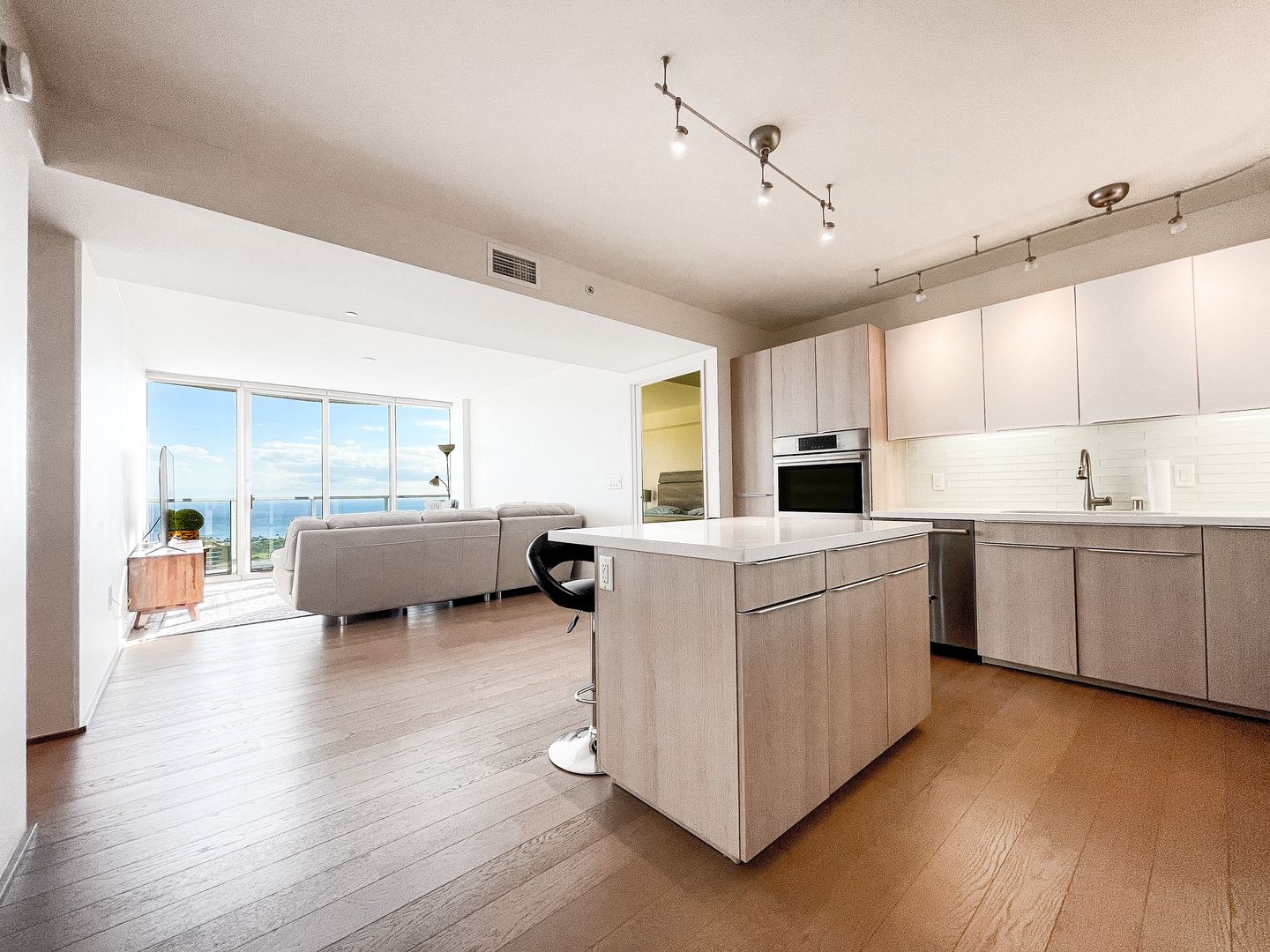 Honolulu Condo: 888 Kapiolani Blvd., #4006