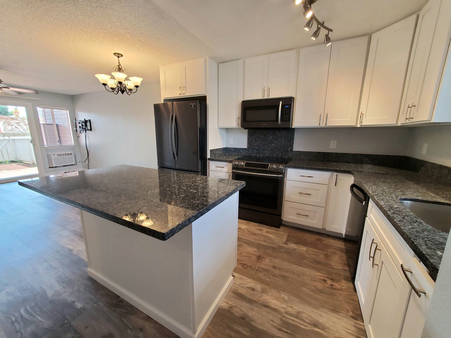 Waipahu Townhome: 94-820 Lumiauau St. #F103