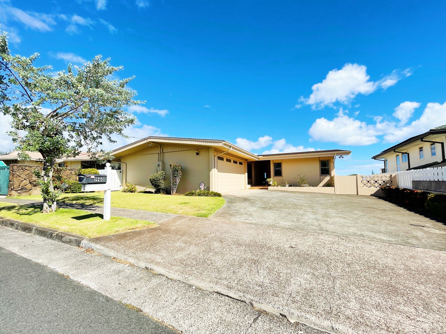 Honolulu House: 1960 Ala Mahamoe Street