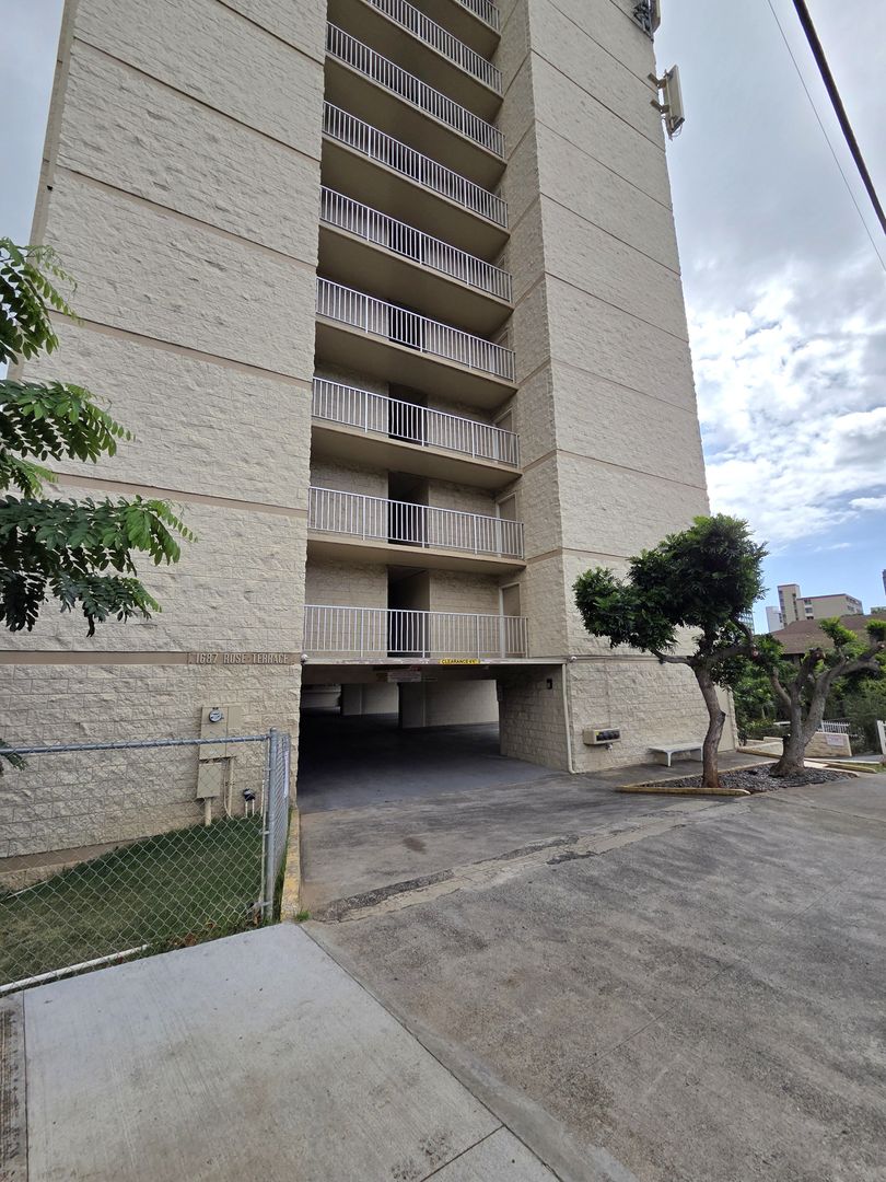 Honolulu Condo: 1687 Pensacola St. #601