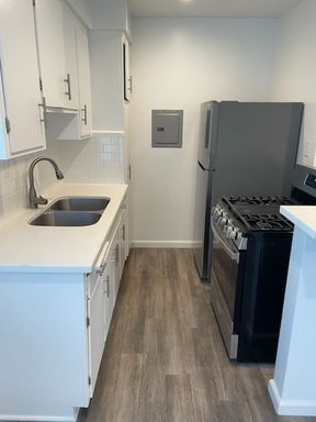 Upper level 1 bedroom in West LA – photo 1