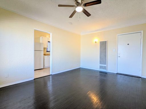 1920's Midtown Studio. Utilities included! – photo 1