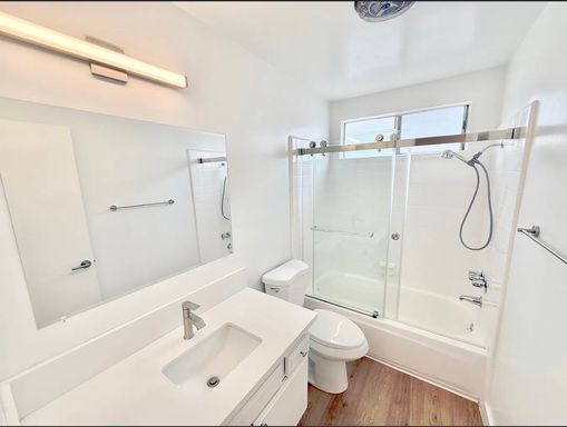 Spacious Top Floor Studio with Kitchen and parking – photo 1