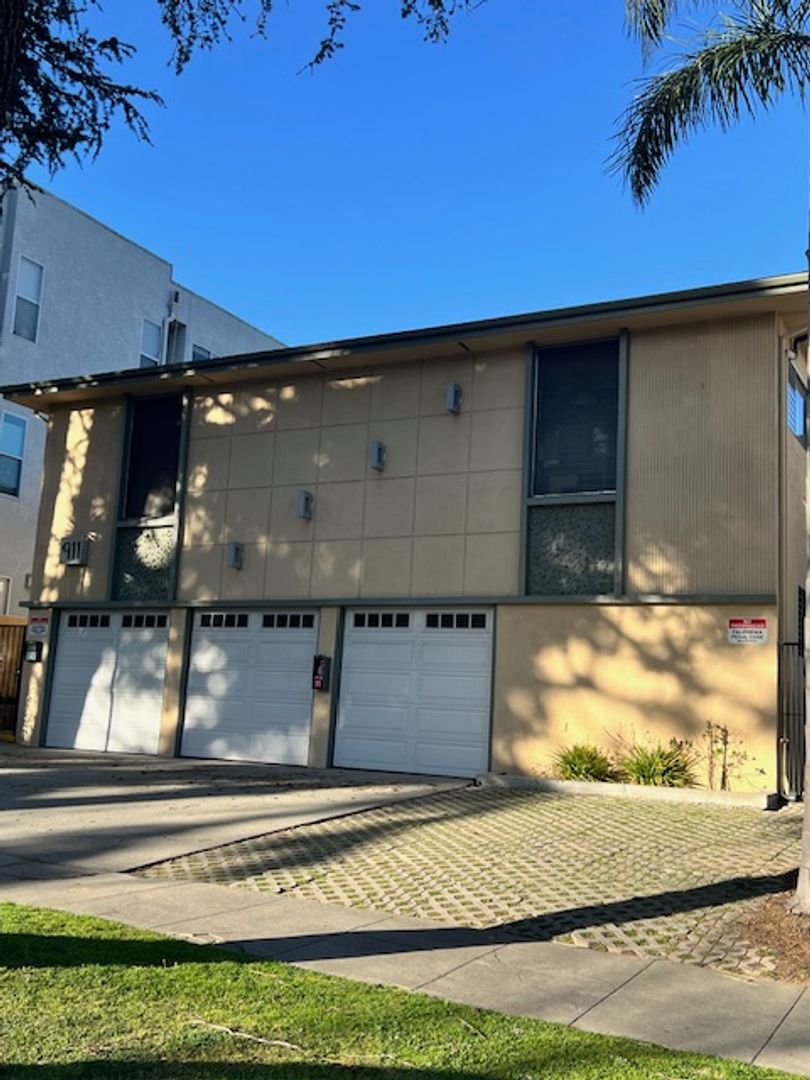 Santa Monica Apartment: 911-915 Lincoln Blvd