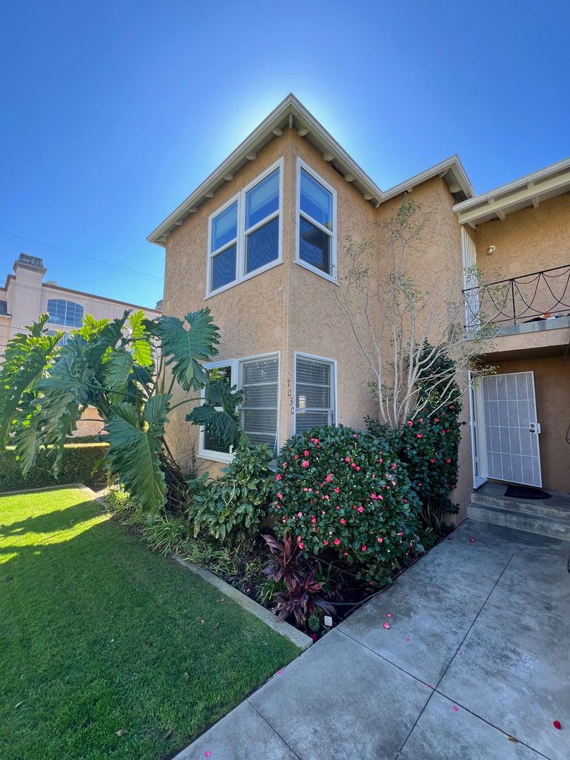 Los Angeles Apartment: 7022 - 7032 Flight Ave.