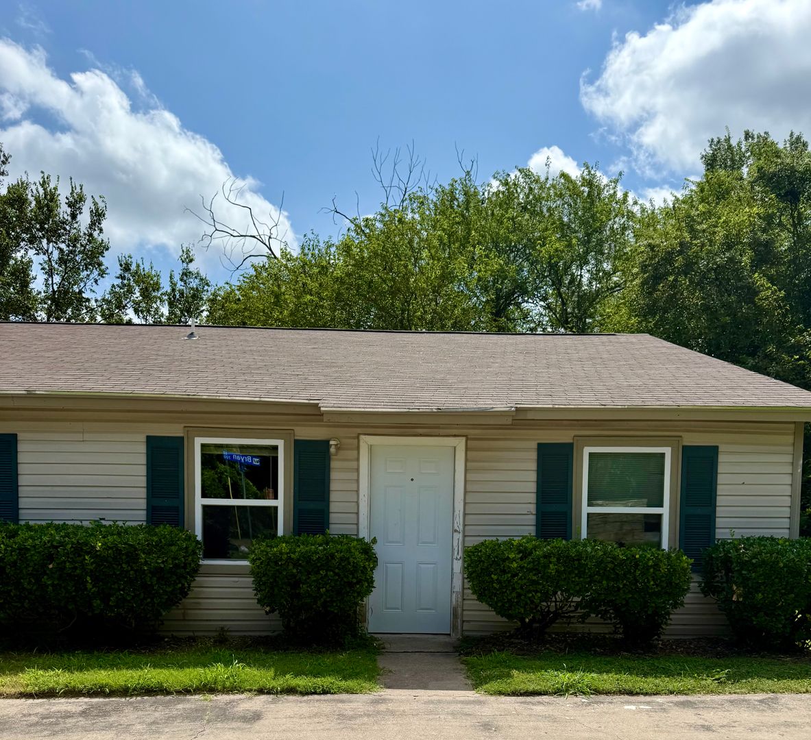 Weatherford Apartment: 702-704 Bryan Street