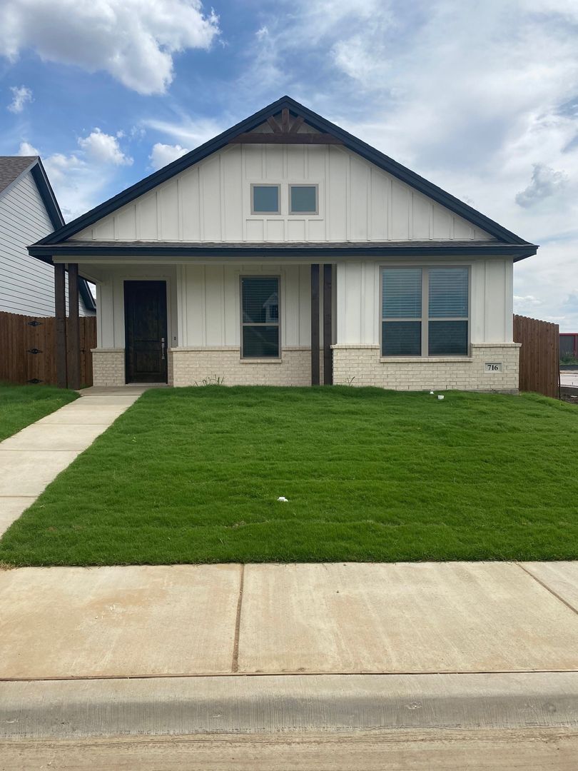 Godley House: 716 The Cottages