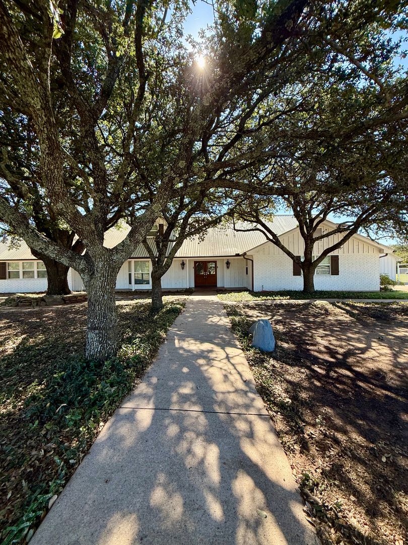 Weatherford House: 10203 Mineral Wells Hwy