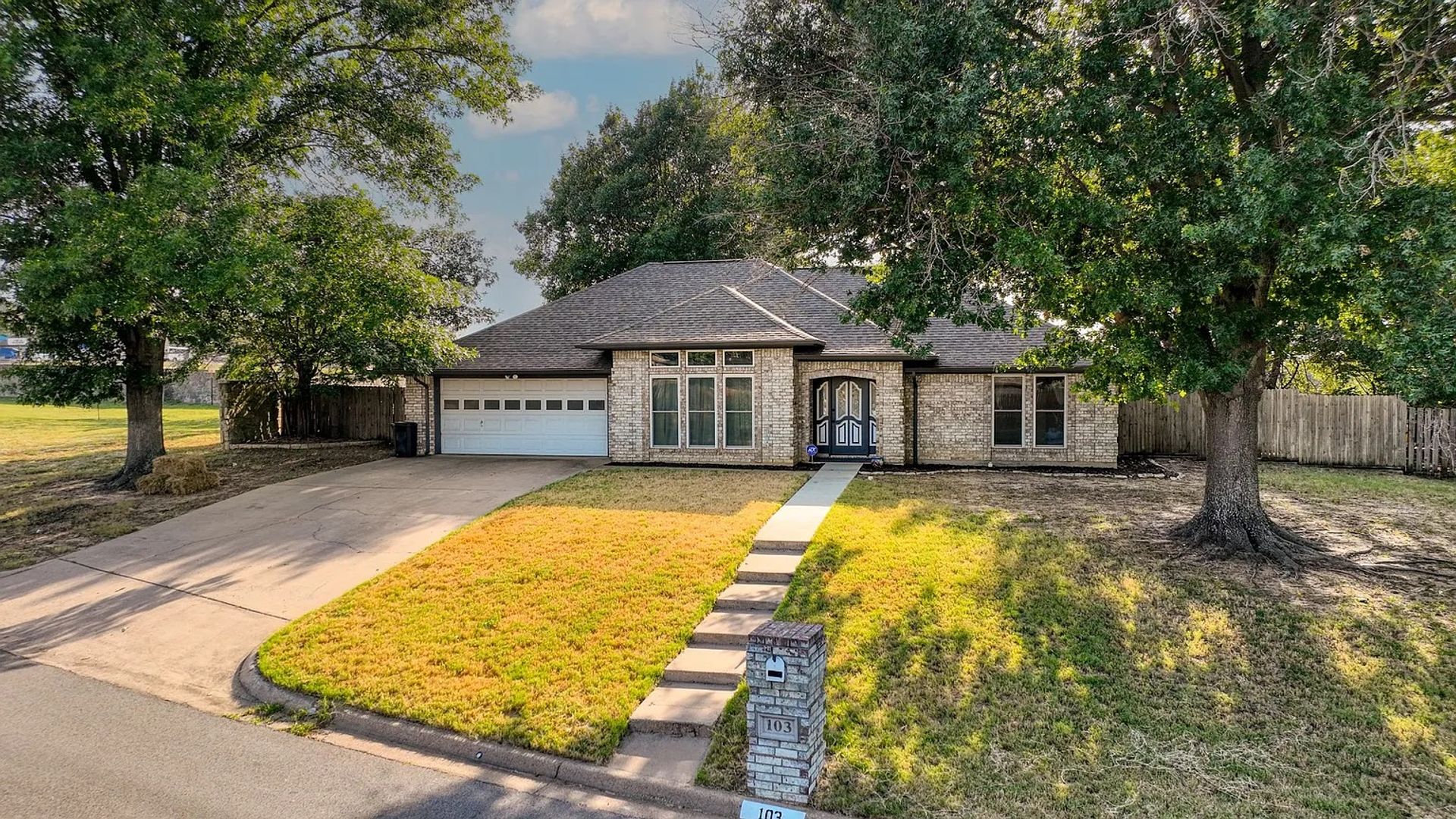 Weatherford House: 103 Briarhaven Blvd