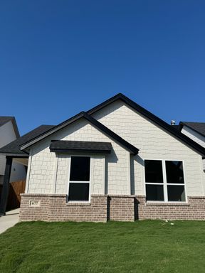 3/2/2 -FIREPLACE Shaker style Cottage!!