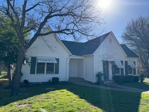 1/1 Historic CHARM + Wood Floors + Across from City Park and Pool – photo 1