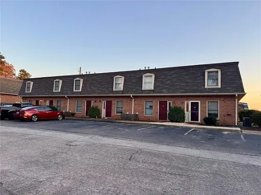 Great Oakwood location - 2 bedroom renovated townhome