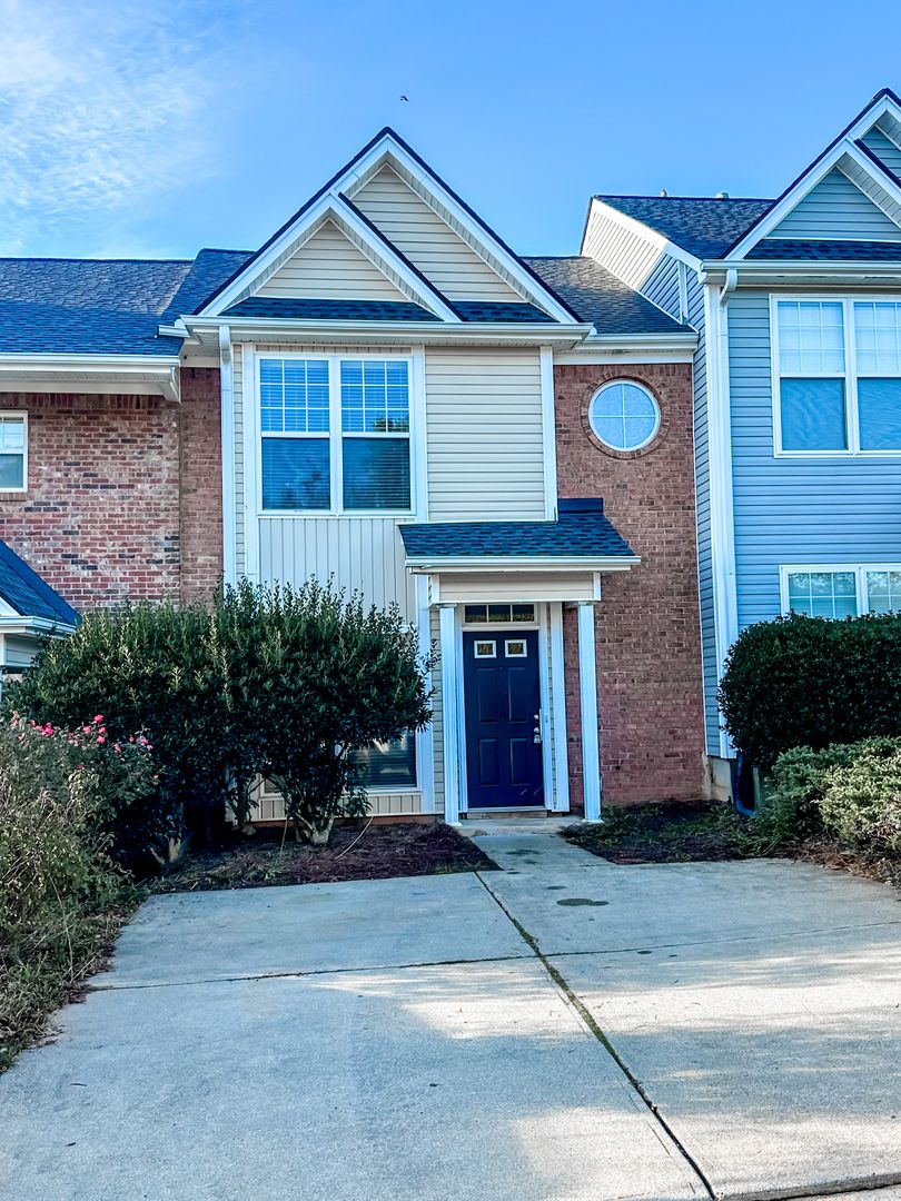 Spacious townhome in downtown Dawsonville