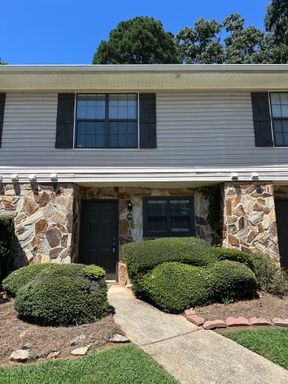 2 Bedroom/2.5 Bath on the banks of Lake Lanier! – photo 1