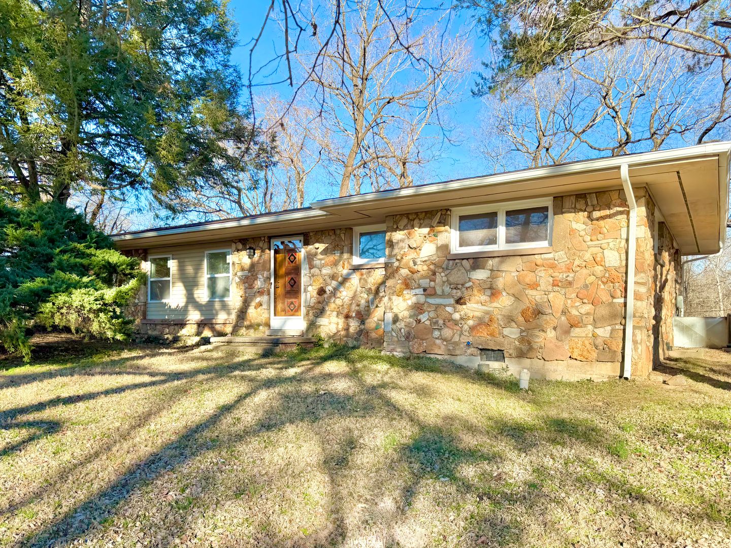 Clarksville House: 887 Eldwood Dr