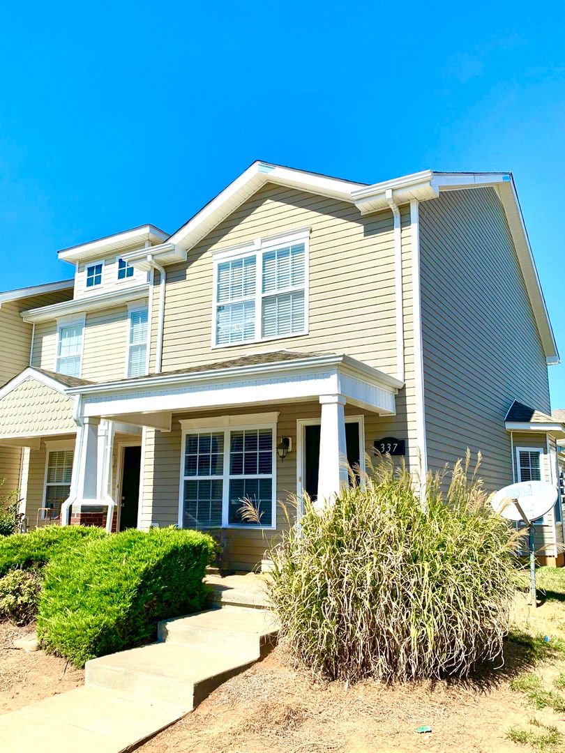 Clarksville House: 337 Sam Houston Circle