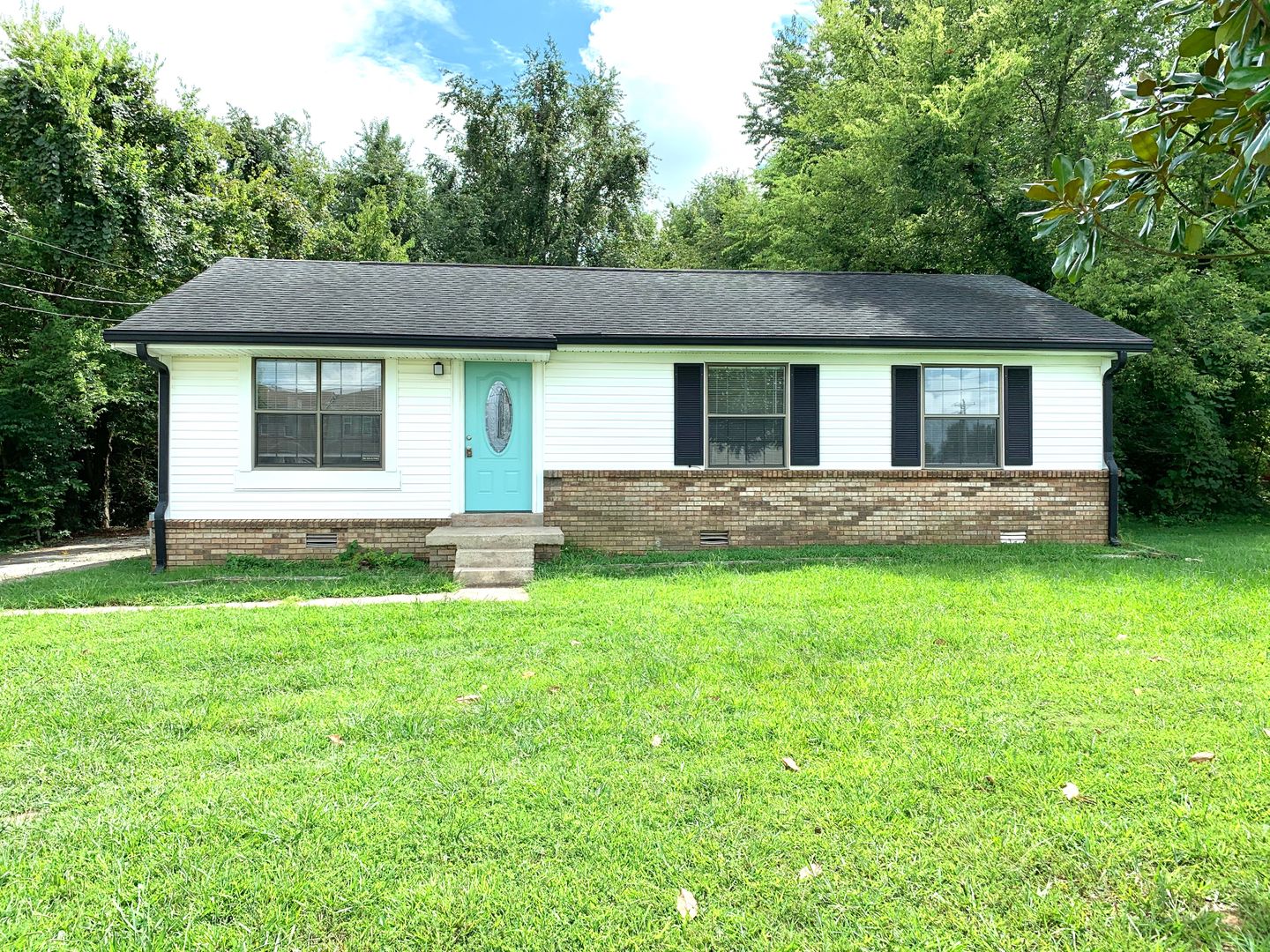 Clarksville House: 208 State Line Rd
