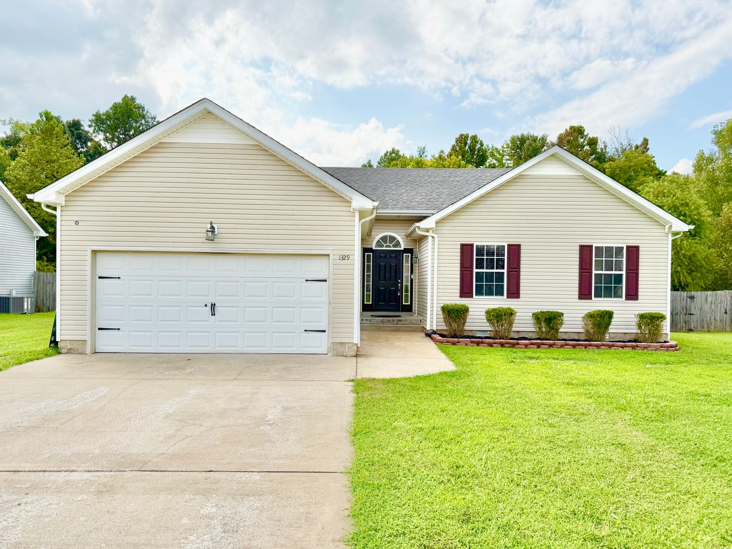 Clarksville House: 1329 Mutual Dr