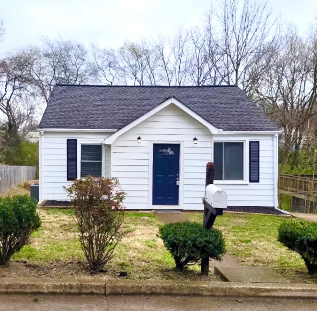 Clarksville House: 719 Elder St