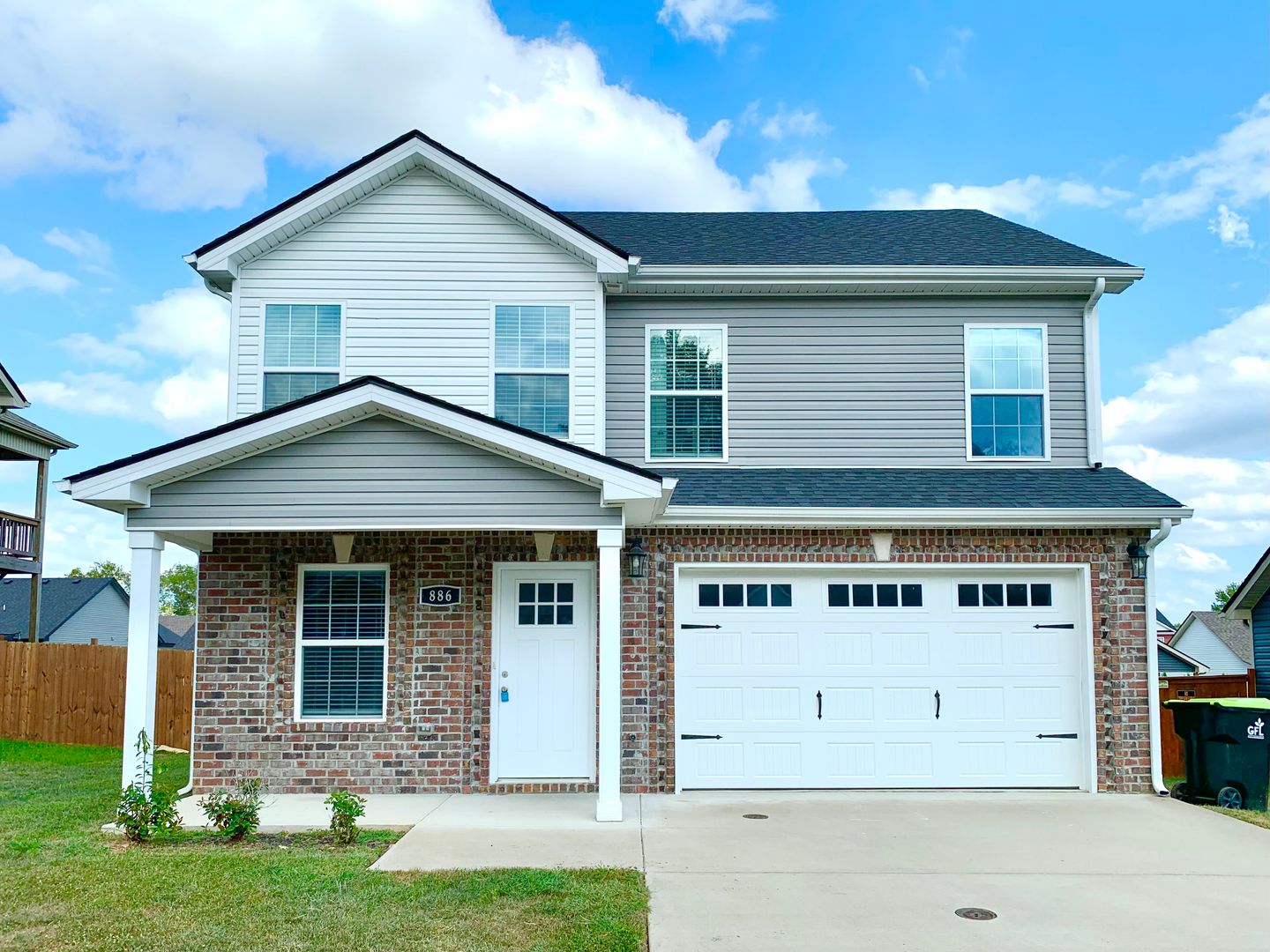 Clarksville House: 886 Lutz Ln