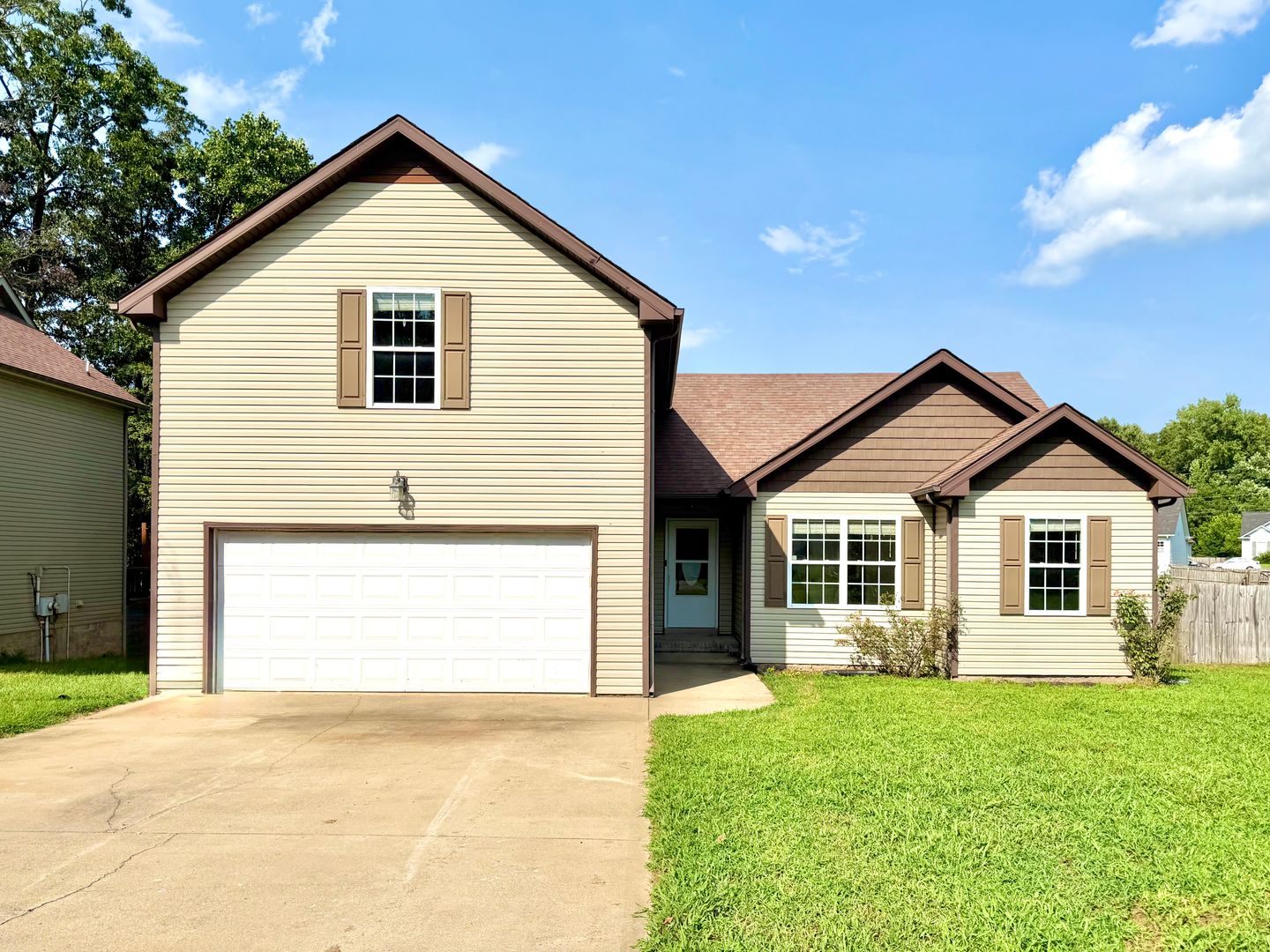 Clarksville House: 1407 Scrub Oak Dr