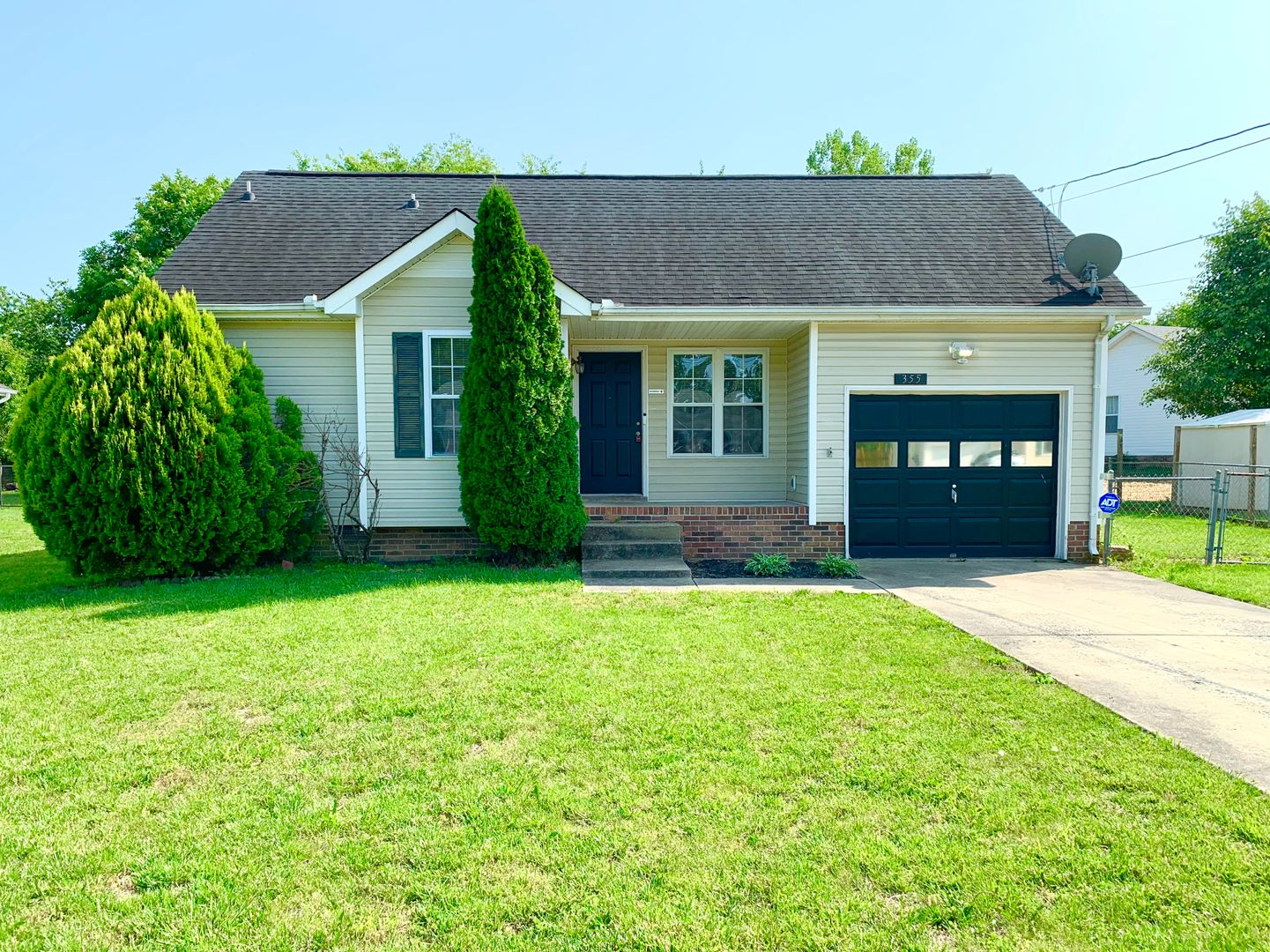 Clarksville House: 355 Broadmore Dr.