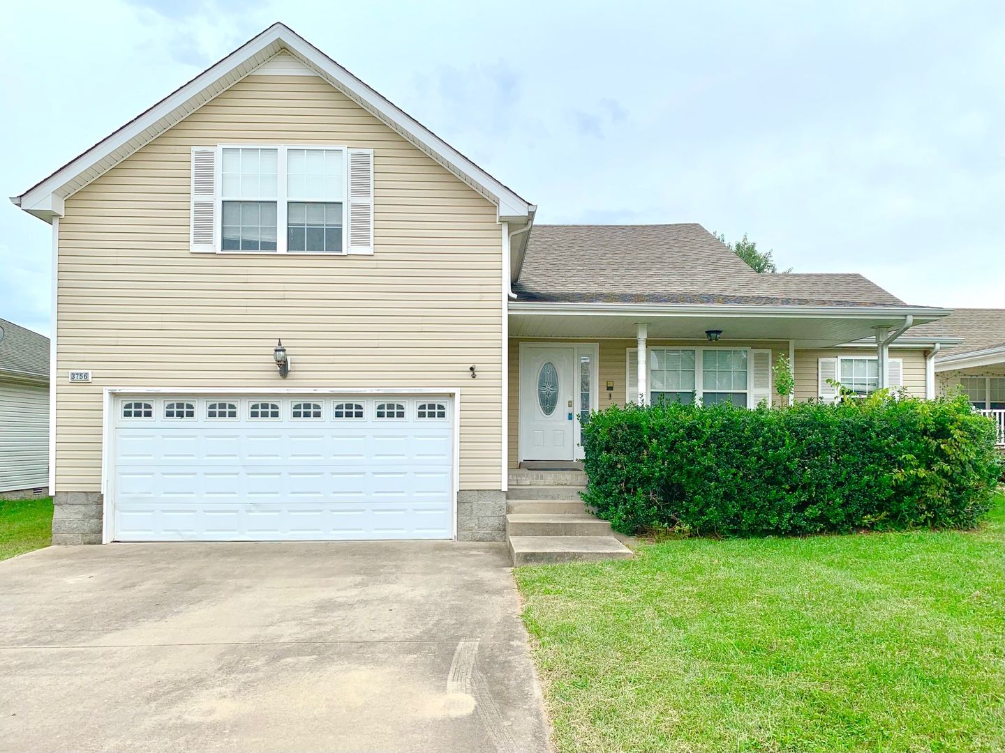 Clarksville House: 3756 N Jot Dr