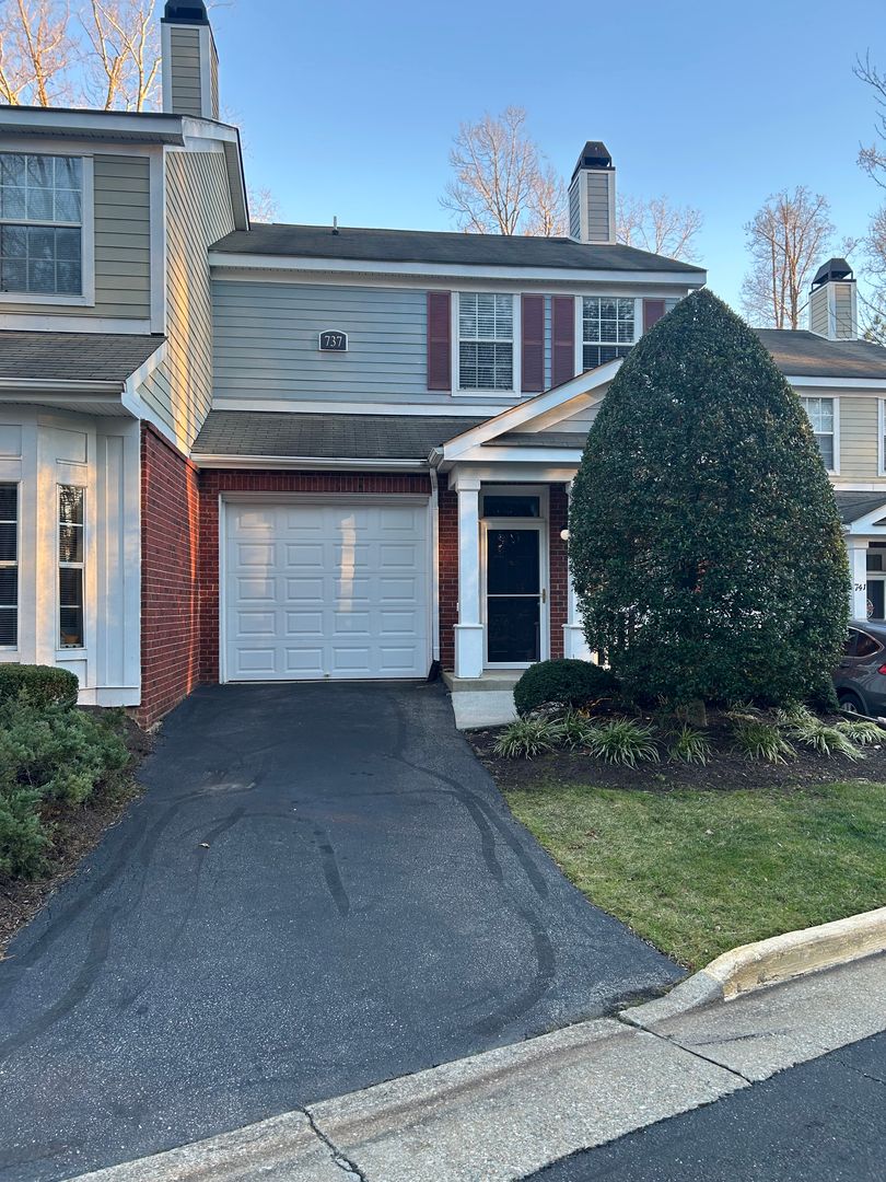 Midlothian Townhome: 737 Woodland Creek Way