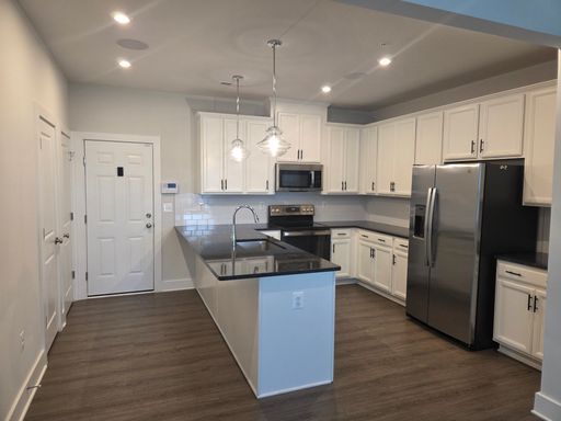 Modern 2 Bed 2.5 Bath Townhouse- VCU Area – photo 1