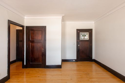 2nd floor stunner with stained glass accent and beautiful hardwood floors! – photo 1