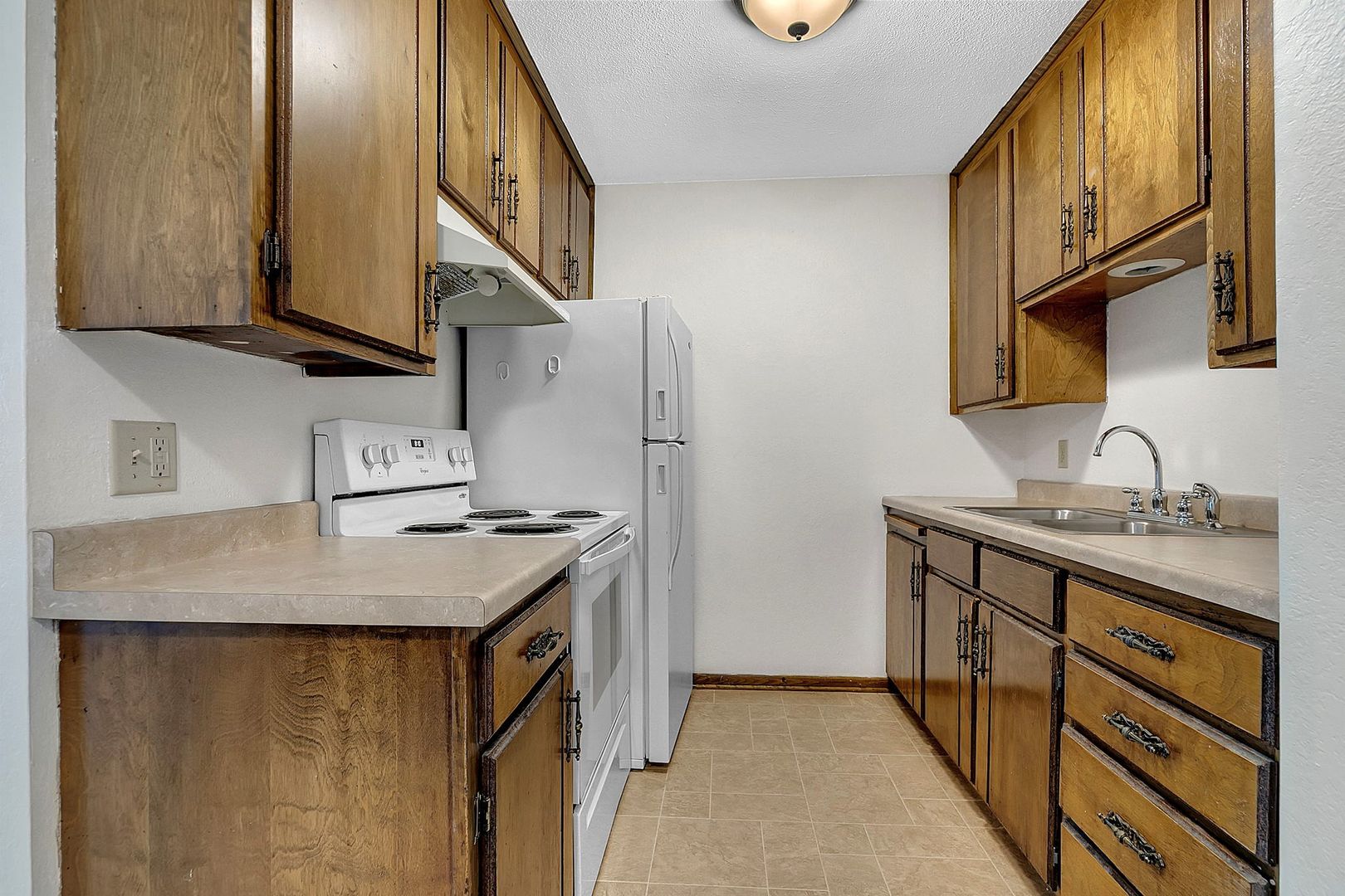 Foley Apartment: 250 Pine St