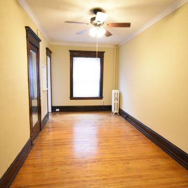 Beautiful Hardwood Efficiency Apartment in Highly Desired Historic Neiborhood! – photo 1