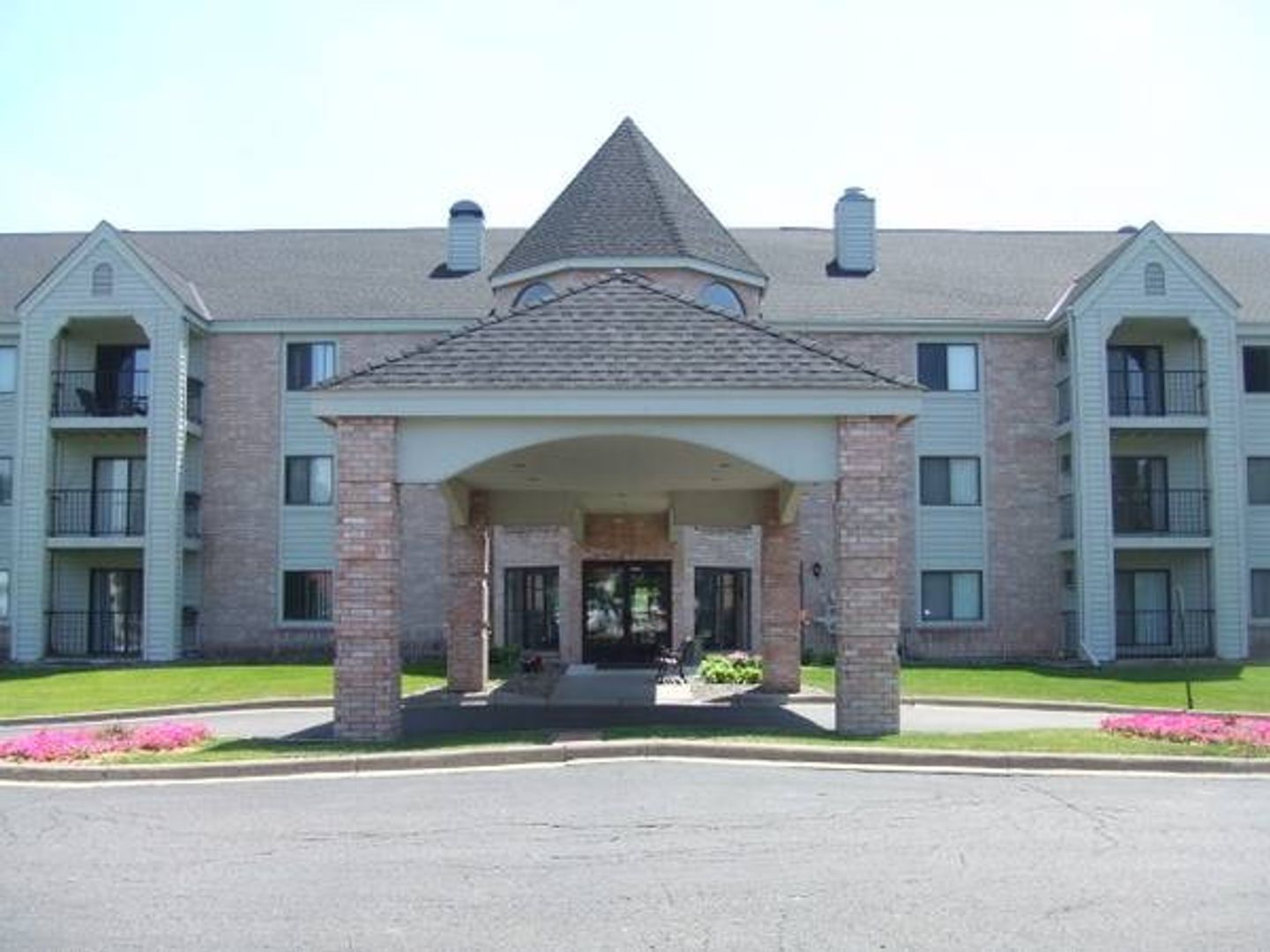 Plymouth Apartment: 10405 45th Ave N