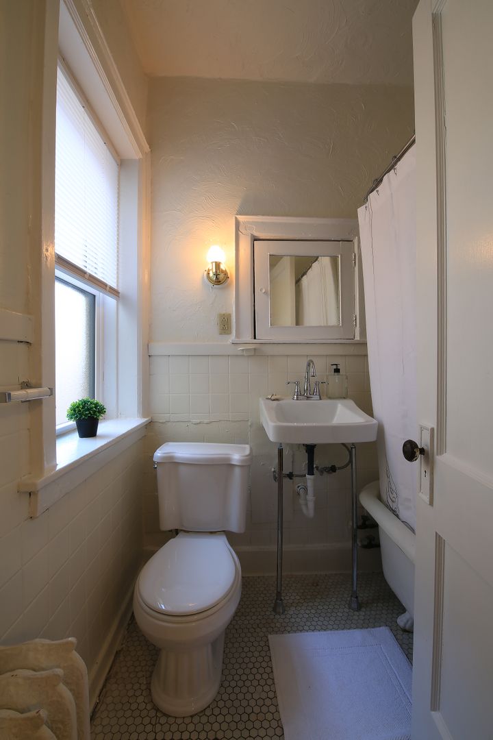 Minneapolis Apartment: 1810/12 Bryant Ave S