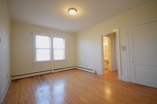 Make this spacious 1BR With Breakfast Nook your Next Home! – photo 1