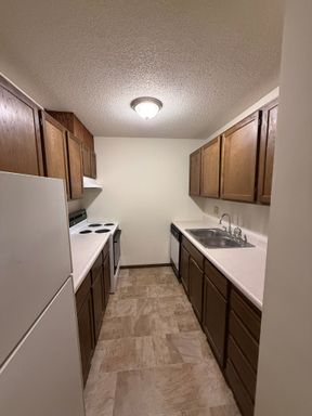 Lovely 2 BR/1.5 Bath Right by Minnehaha Creek, 50th and France, and Lake Harriet! SPECIAL! – photo 1