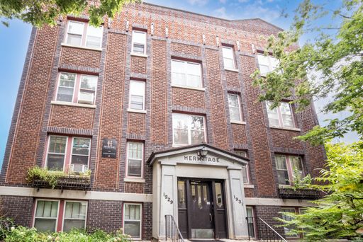 Spacious and Bright 1BR in Gorgeous Lowry Hill Brownstone! – photo 1