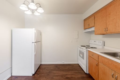 Great 1 bedroom in elevator building - covered parking available! – photo 1