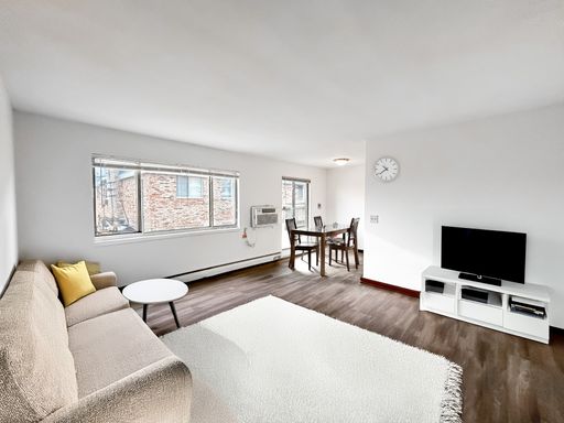 Top Floor 1BR with Tons of Light and A/C in Unit! – photo 1