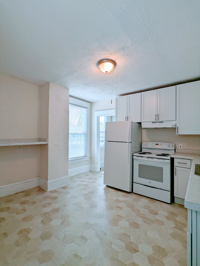 Minneapolis Apartment: 2401 Dupont Ave S
