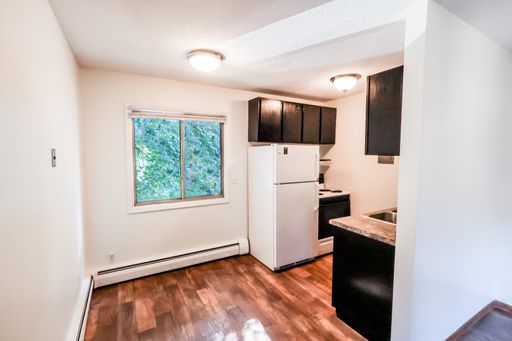 Top floor 1 bedroom! No upstairs neighbors!! Off Street parking available! – photo 1
