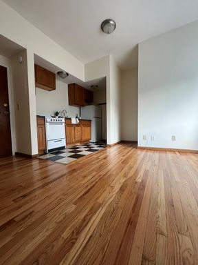 Minutes from Downtown without the price tag! Check out this awesome Lowry Hill Studio! – photo 1