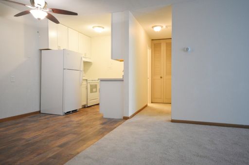 Large Sunny Upper One Bedroom – photo 1