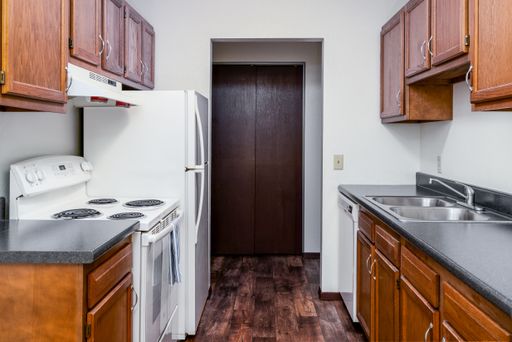 Upgraded Large 2BR (1,000 sq. ft.) with walk-in closet on 3rd floor - with balcony. – photo 1